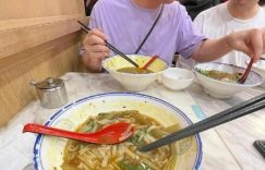 陈奕迅去小馆子吃饭，还跟粉丝拼桌，网友都惊了缩略图