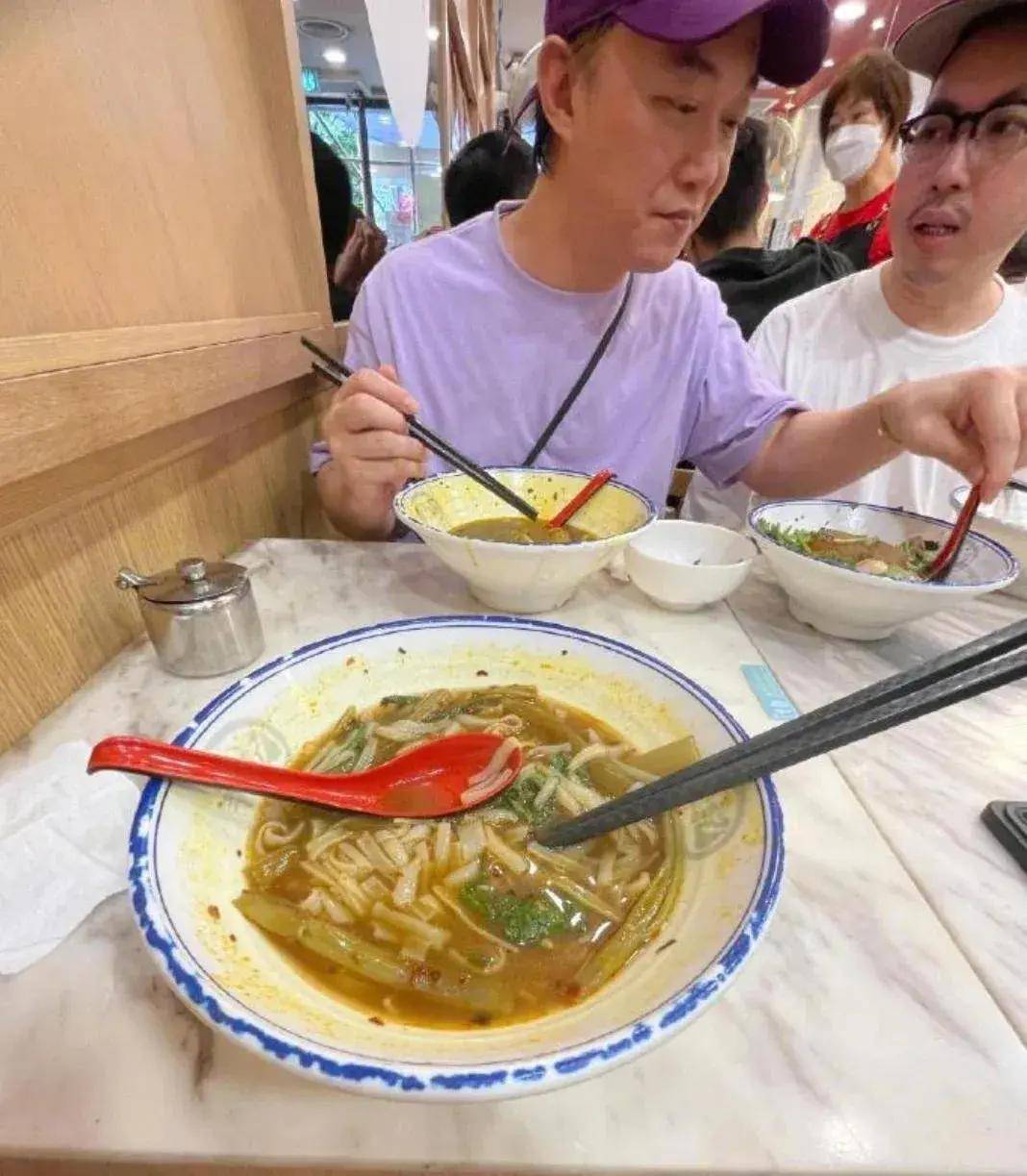 陈奕迅去小馆子吃饭，还跟粉丝拼桌，网友都惊了