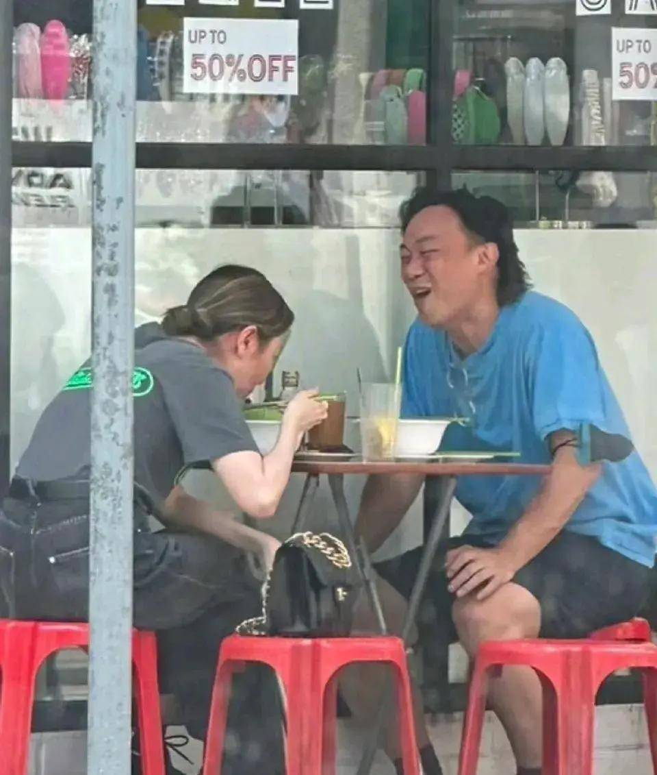 陈奕迅去小馆子吃饭，还跟粉丝拼桌，网友都惊了