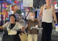 在街上碰见大明星在卖水果！缩略图