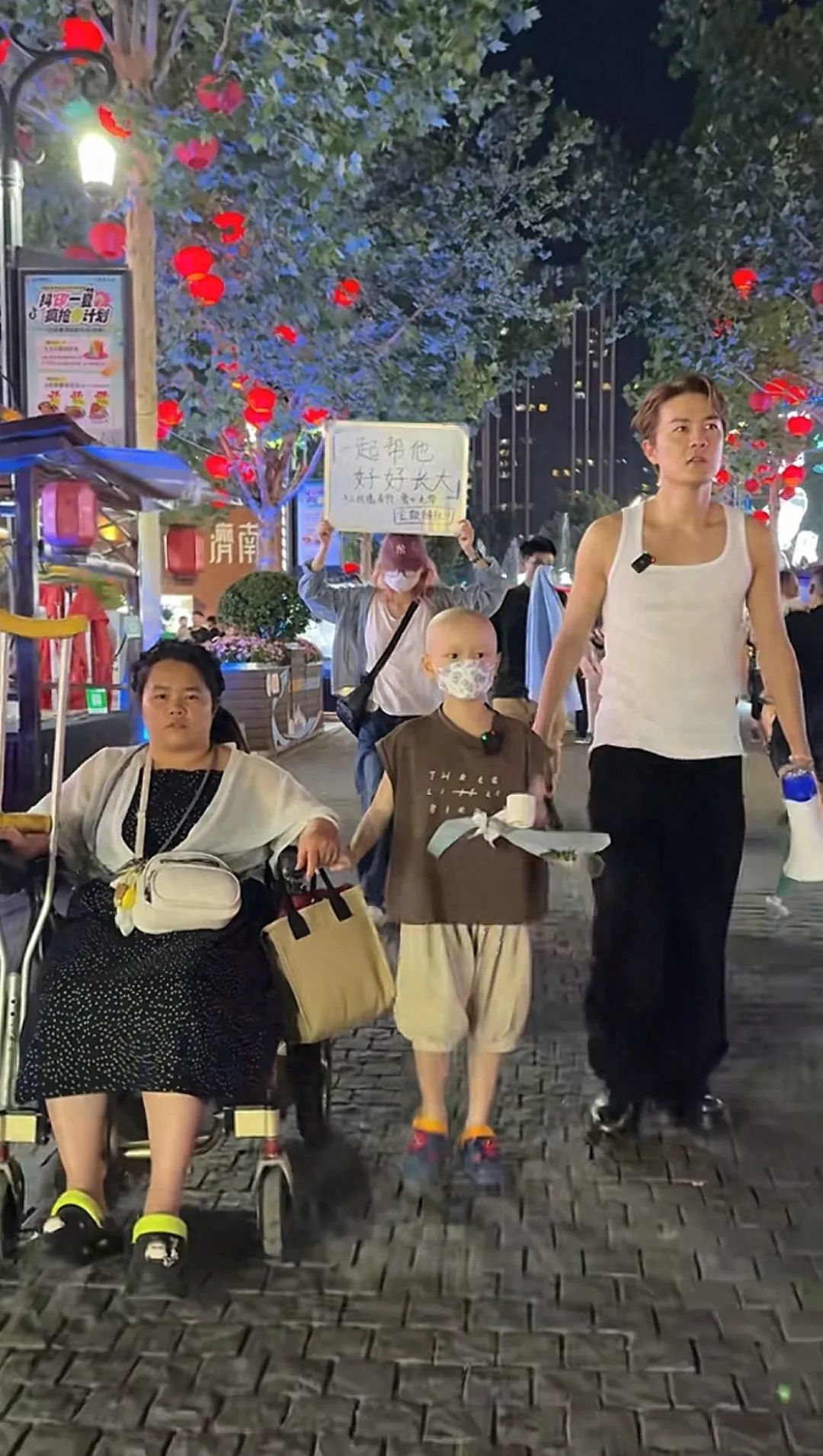 在街上碰见大明星在卖水果！
