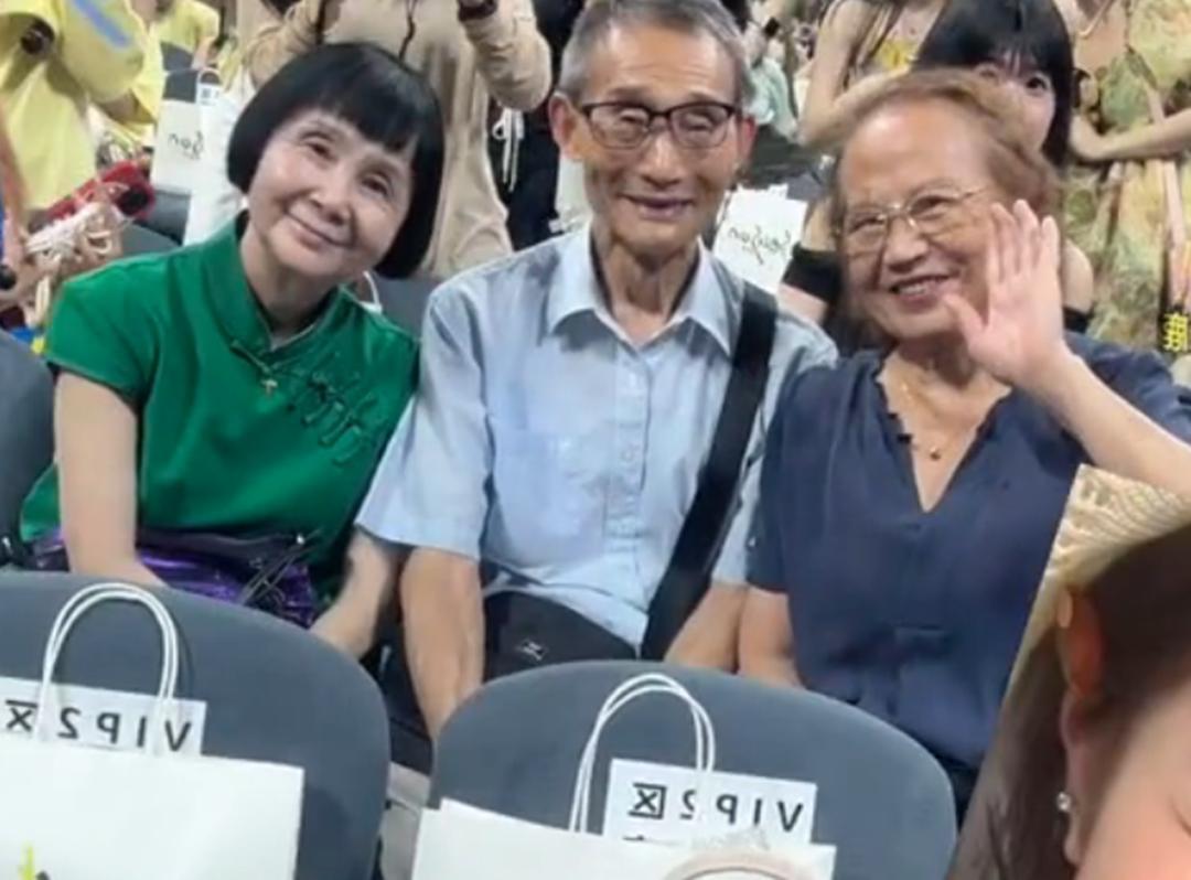 鹿晗南昌演唱会结束，和邓超全家游公园，超姐亮相气场全开
