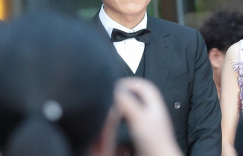 零片酬跑17次龙套：靳东朋友圈这点事，说透了娱乐圈的门道缩略图