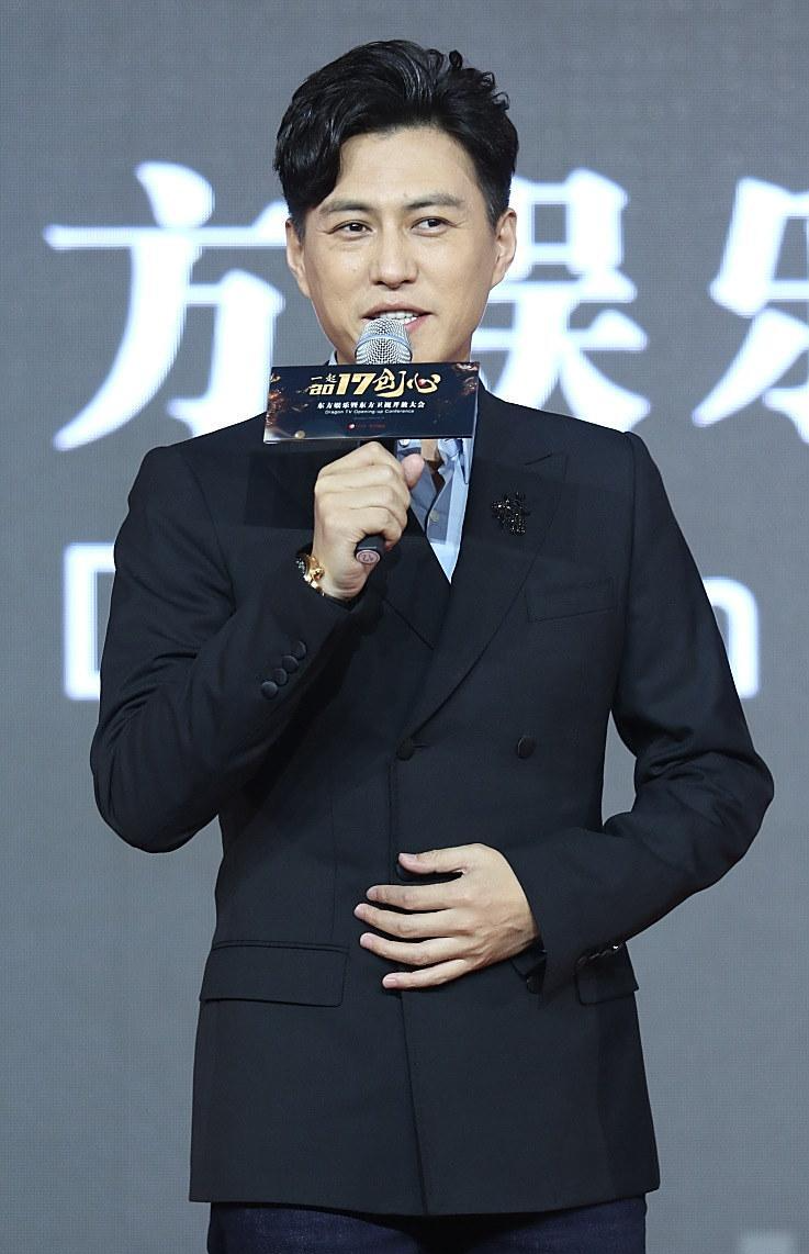 零片酬跑17次龙套：靳东朋友圈这点事，说透了娱乐圈的门道