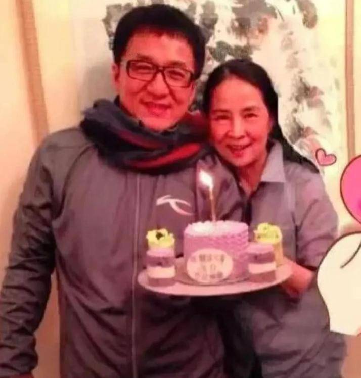 成龙估计做梦都没想到，林凤娇这次居然不按常理出牌，直接把他辛苦攒的人设给戳破了