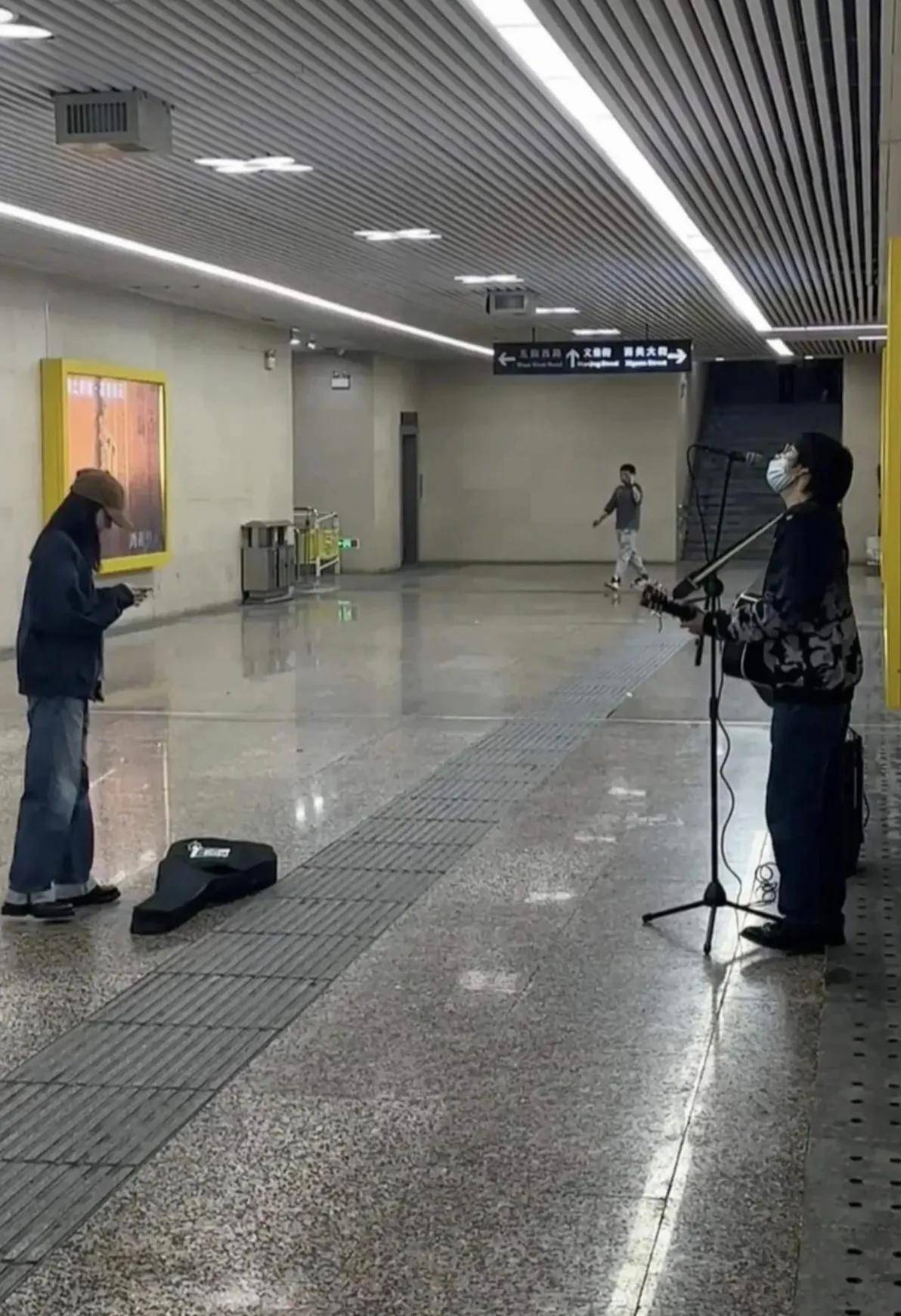 董洁走路都带着温柔，走到哪儿暖到哪儿