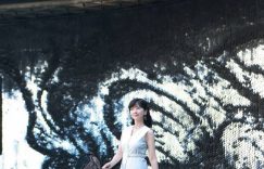 71岁赵雅芝穿白裙子也太美了吧，简约却美到人心坎里缩略图