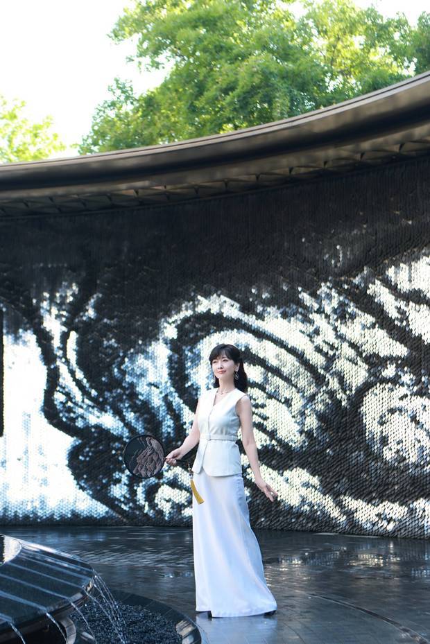 71岁赵雅芝穿白裙子也太美了吧，简约却美到人心坎里