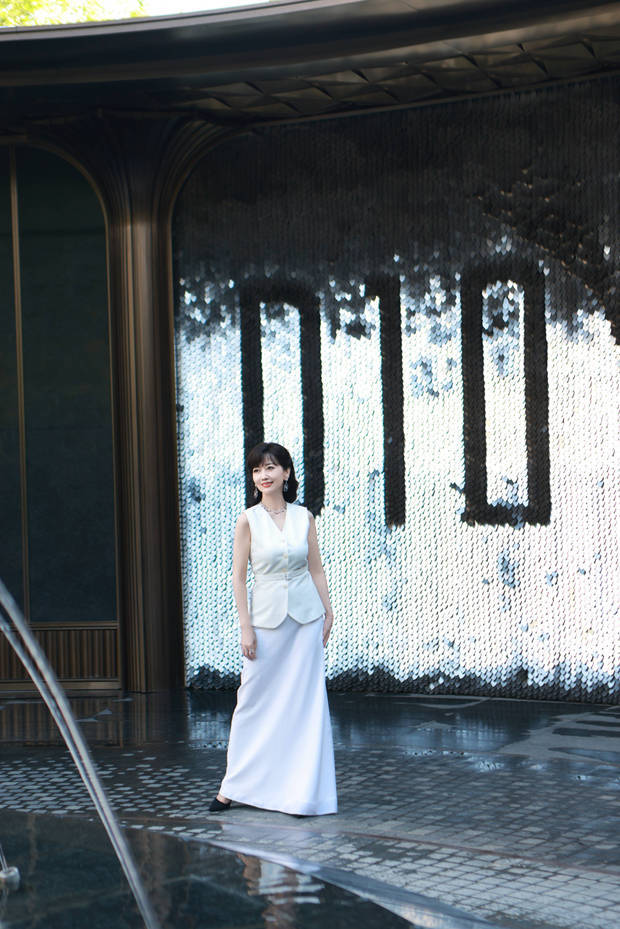 71岁赵雅芝穿白裙子也太美了吧，简约却美到人心坎里