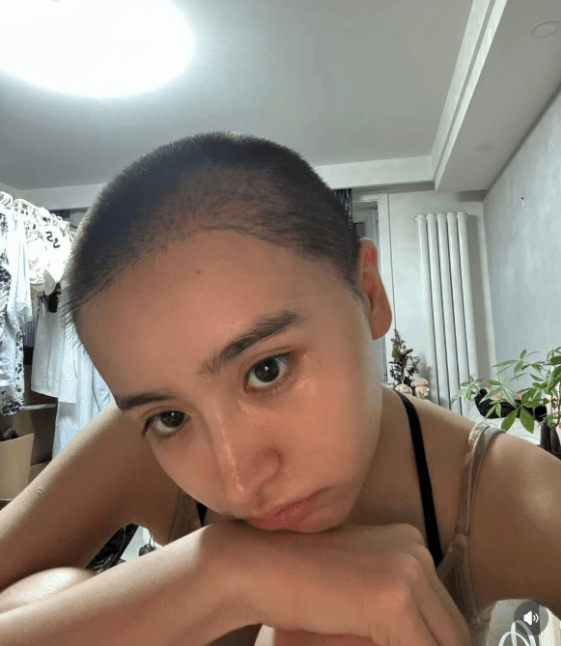 金子涵剪寸头晒近照，手腕上的伤疤看得人心疼