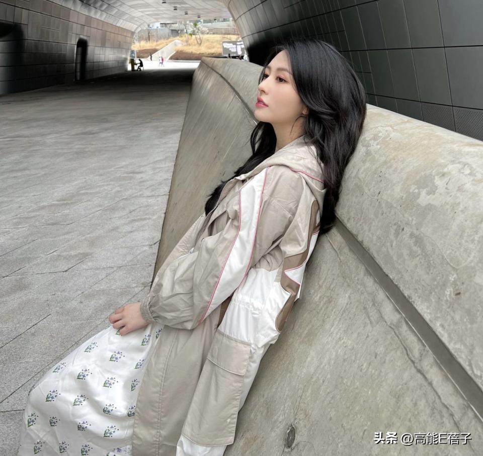 星二代差距这么明显？邱淑贞二女儿美炸了，小S大女儿晒成小麦色辣妹！
