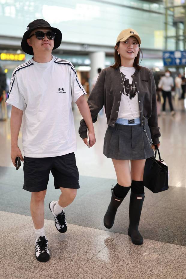包贝尔夫妇机场手牵手，甜到齁！