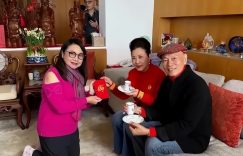 77岁还能上春晚压轴，没孩子却有一堆人过年给她拜年缩略图