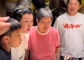 黄渤回山东给姐姐庆生，妹妹打扮得超时髦，全家在高级餐厅吃蛋糕缩略图