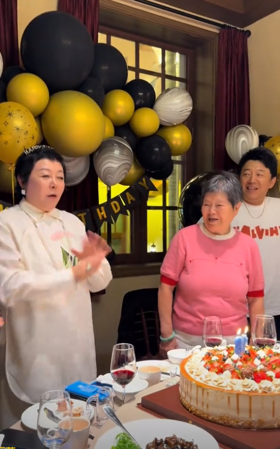 黄渤回山东给姐姐庆生，妹妹打扮得超时髦，全家在高级餐厅吃蛋糕
