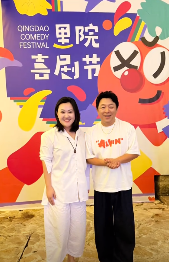 黄渤回山东给姐姐庆生，妹妹打扮得超时髦，全家在高级餐厅吃蛋糕