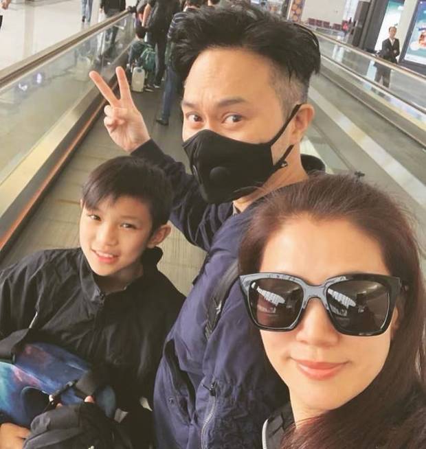 袁咏仪陪儿子去英国读书，背影又高又瘦，状态也太好了吧