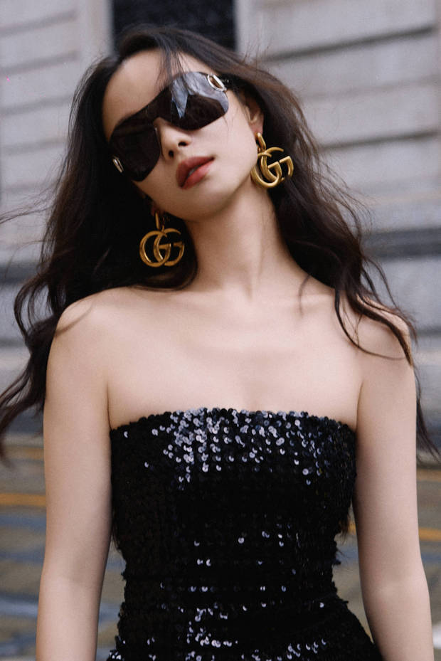 倪妮在米兰穿的那条亮片裙绝了，美得跟仙女下凡似的！