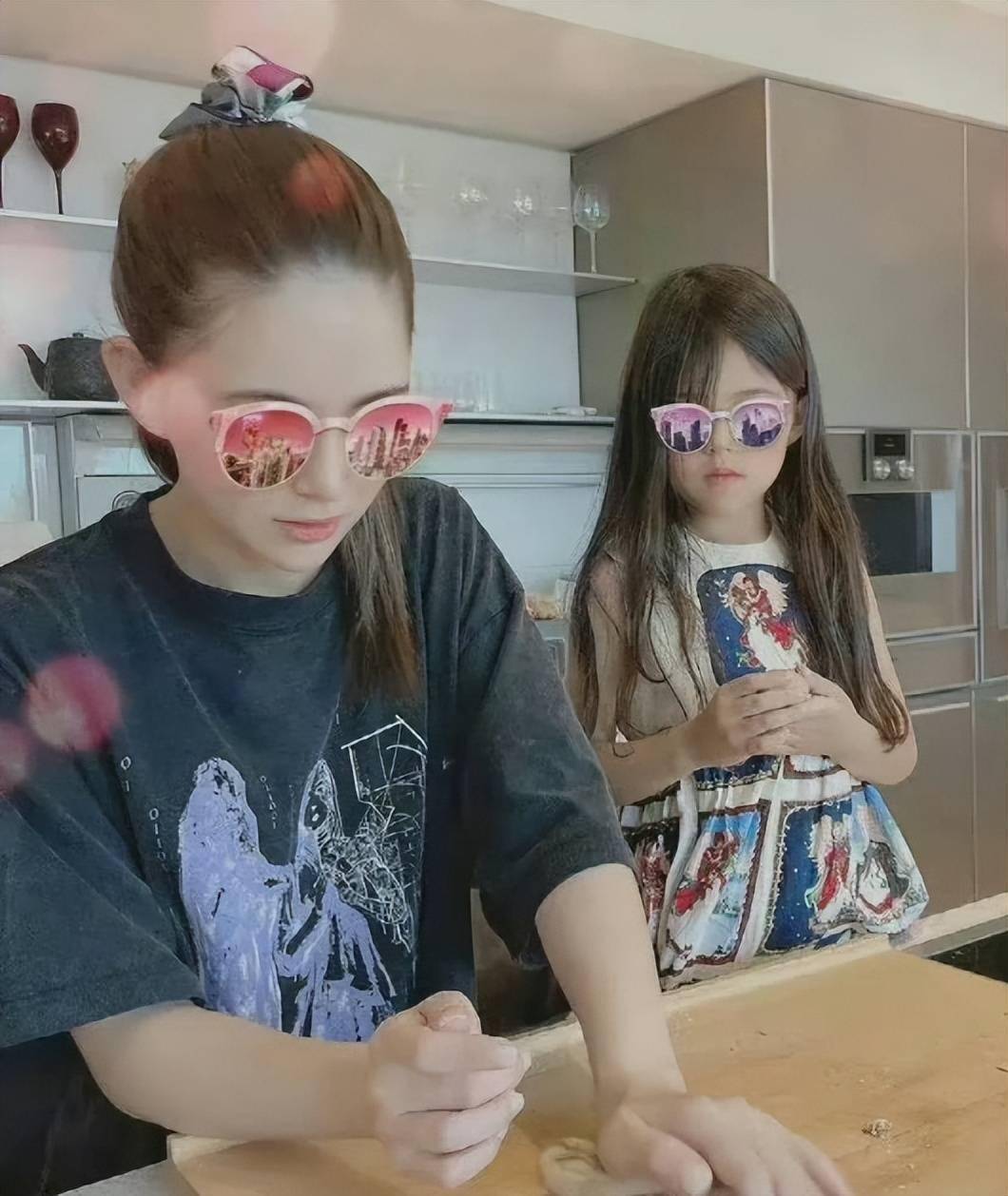 昆凌回应怀四胎传闻：看缘分啦，周杰伦倒想生五个