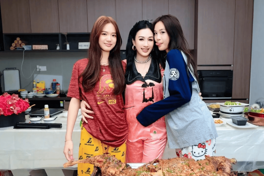 55岁钟丽缇穿睡衣开趴，和仨闺女同框美得像姐妹！