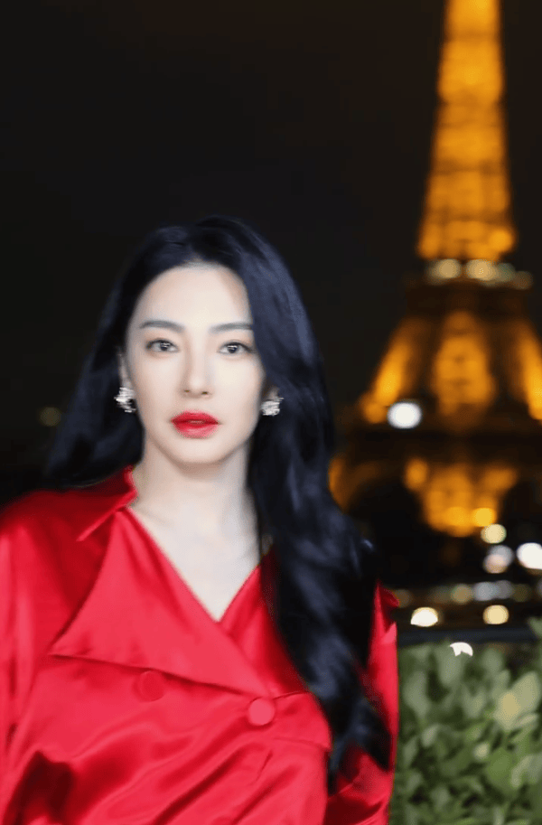 张雨绮巴黎时装周杀疯了！红裙子配黑丝，美到眼睛都挪不开