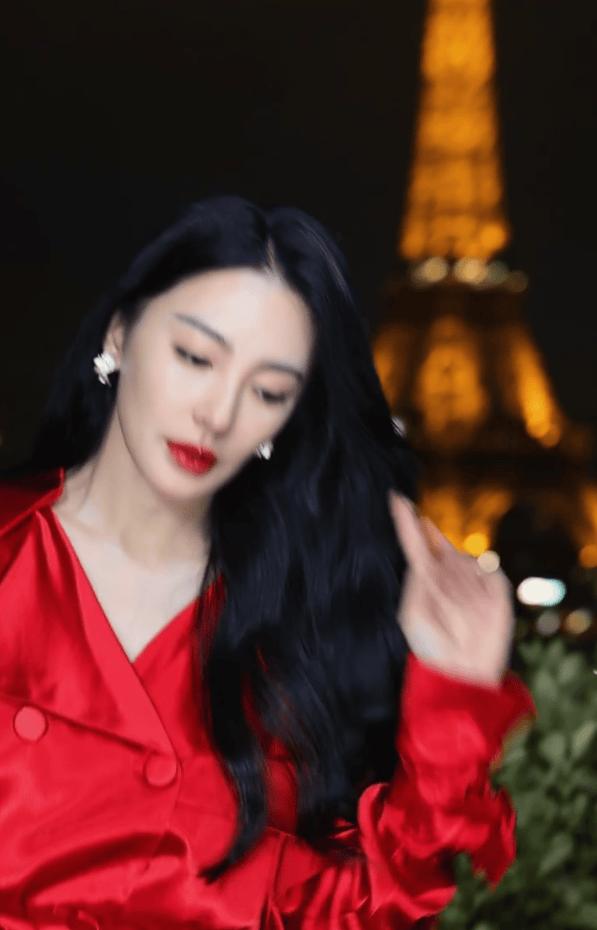 张雨绮巴黎时装周杀疯了！红裙子配黑丝，美到眼睛都挪不开