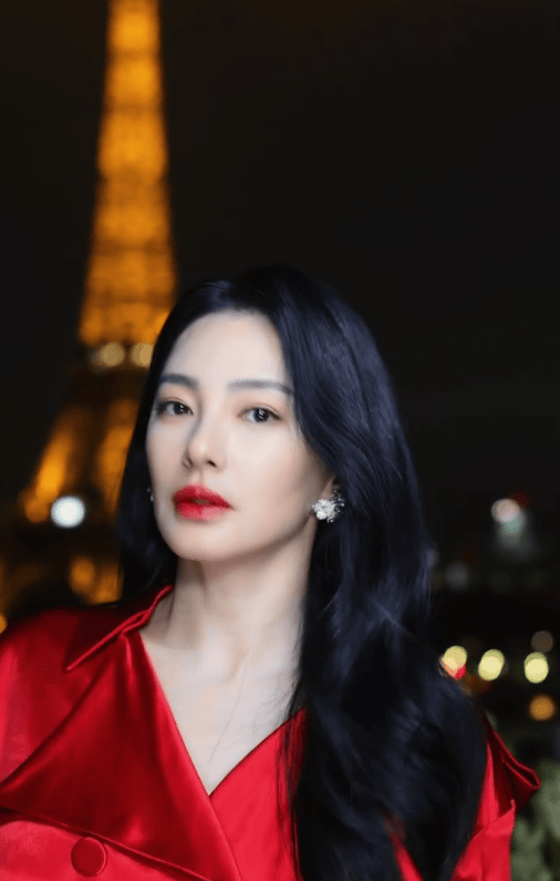 张雨绮巴黎时装周杀疯了！红裙子配黑丝，美到眼睛都挪不开