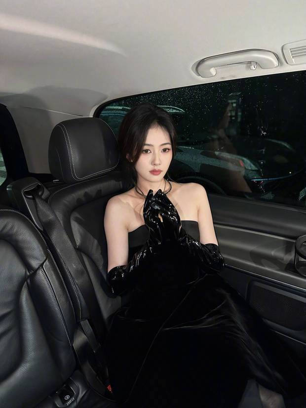 白鹿穿黑色抹胸裙也太飒了，随手一拍都这么有feel