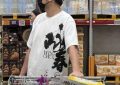 42岁雷佳音穿拖鞋短裤陪老婆逛超市，俩人没啥互动缩略图