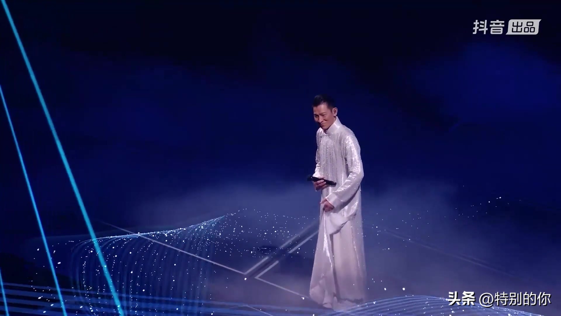 64岁刘德华开演唱会太燃了！8200万人在线看，网友：我的青春又回来了