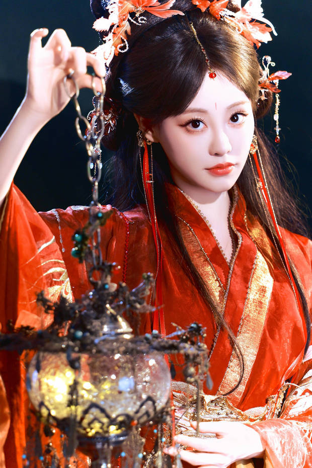祝绪丹红衣拿伞，下一秒变身暗夜修罗，又帅又带感！