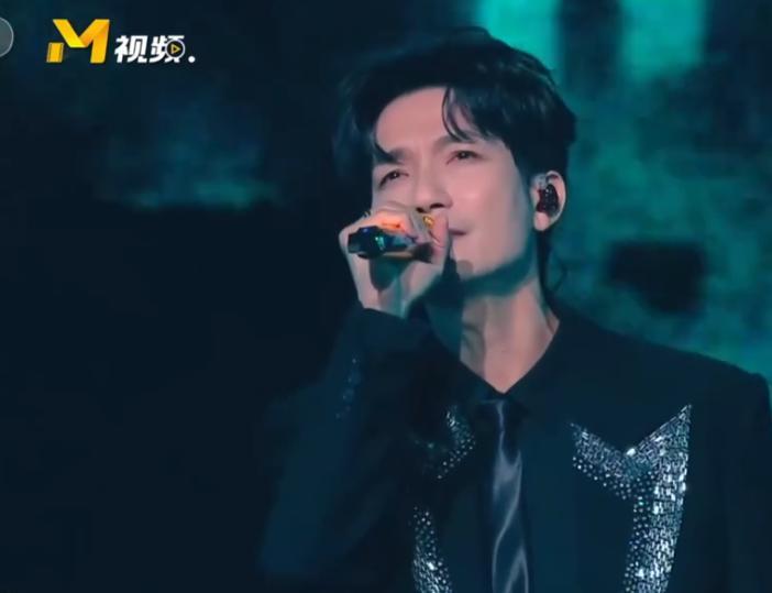 那一晚在大湾区，肖战和成龙同坐主桌，这排面真不是盖的