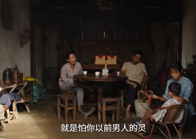 瞅瞅正午阳光里李庚希那乱糟糟的样子，国产剧别再整虚头巴脑的假穷人啦！