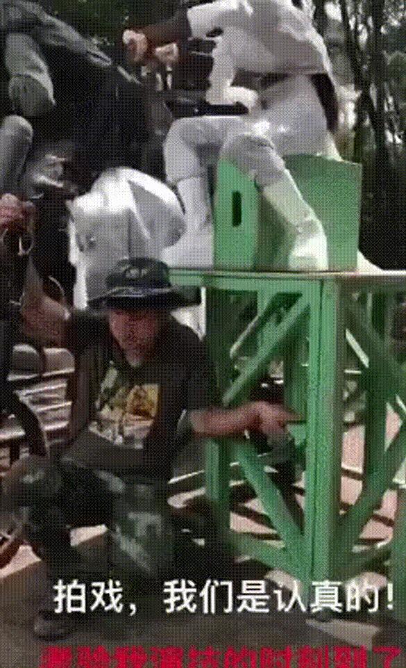 好家伙！影视剧为啥只拍上半身？往下一瞅全有戏！