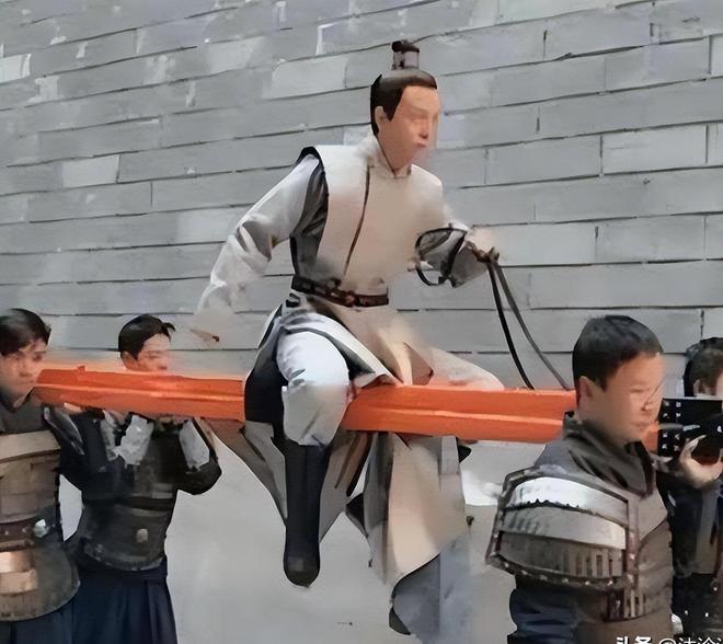 好家伙！影视剧为啥只拍上半身？往下一瞅全有戏！