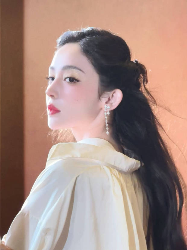 娜扎这千金气质，又拽又美！