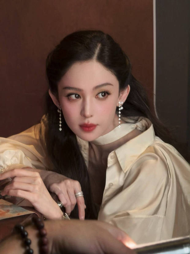 娜扎这千金气质，又拽又美！