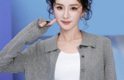 杨幂穿灰裙子配卷发也太嫩了，跟回春了似的！缩略图