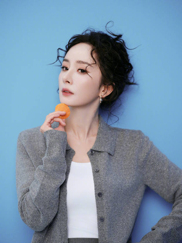 杨幂穿灰裙子配卷发也太嫩了，跟回春了似的！