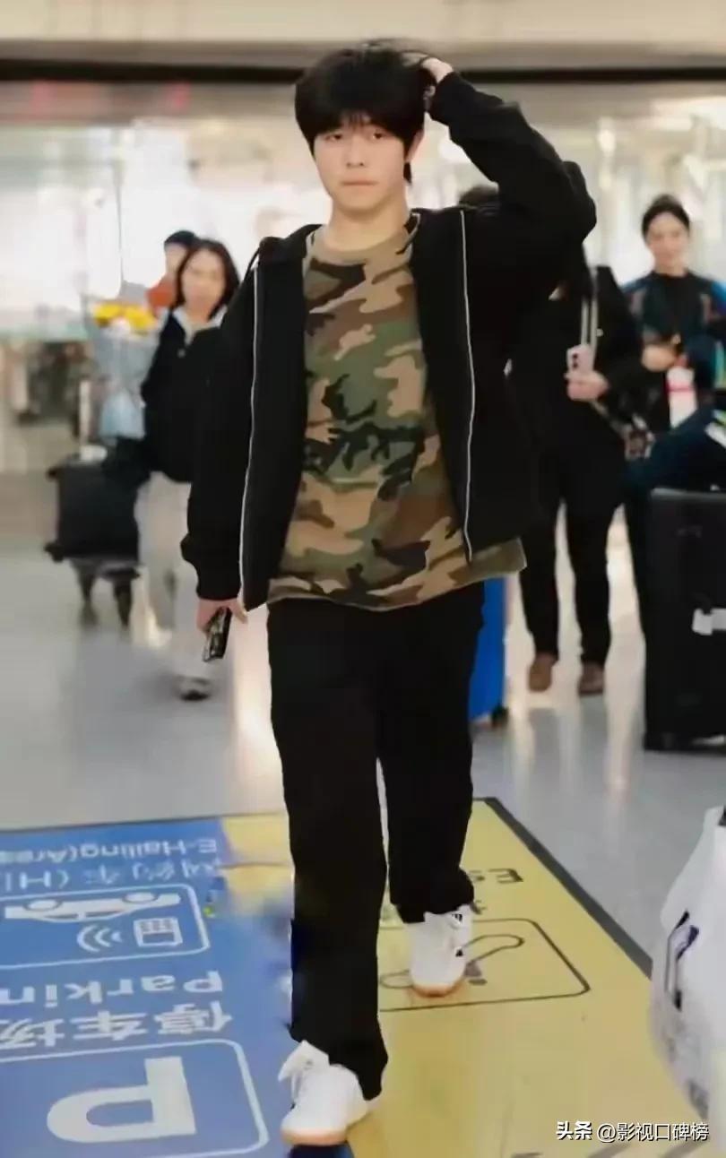 胡可沙溢机场接儿子，14岁安吉长到一米八几，瘦了比他爸还帅！