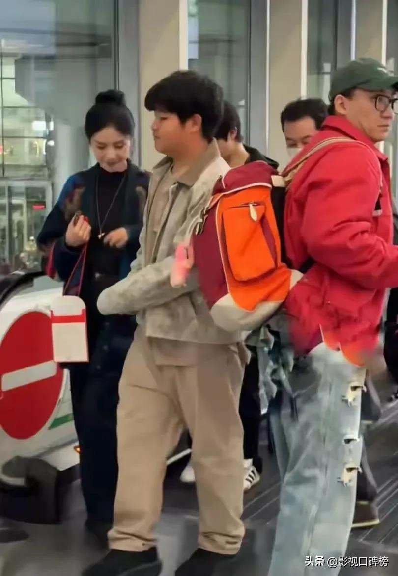 胡可沙溢机场接儿子，14岁安吉长到一米八几，瘦了比他爸还帅！