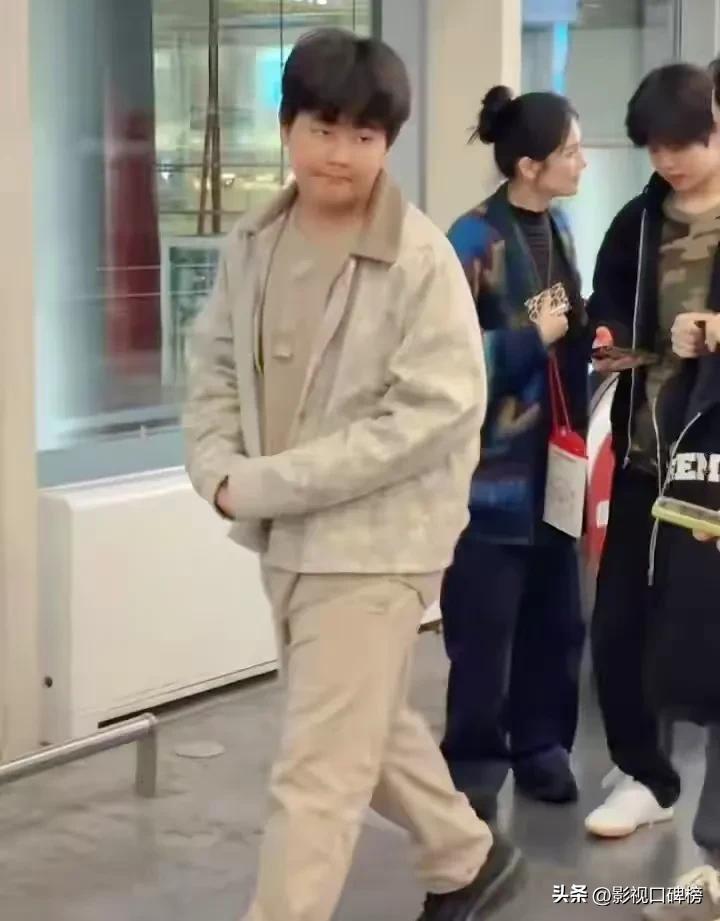 胡可沙溢机场接儿子，14岁安吉长到一米八几，瘦了比他爸还帅！
