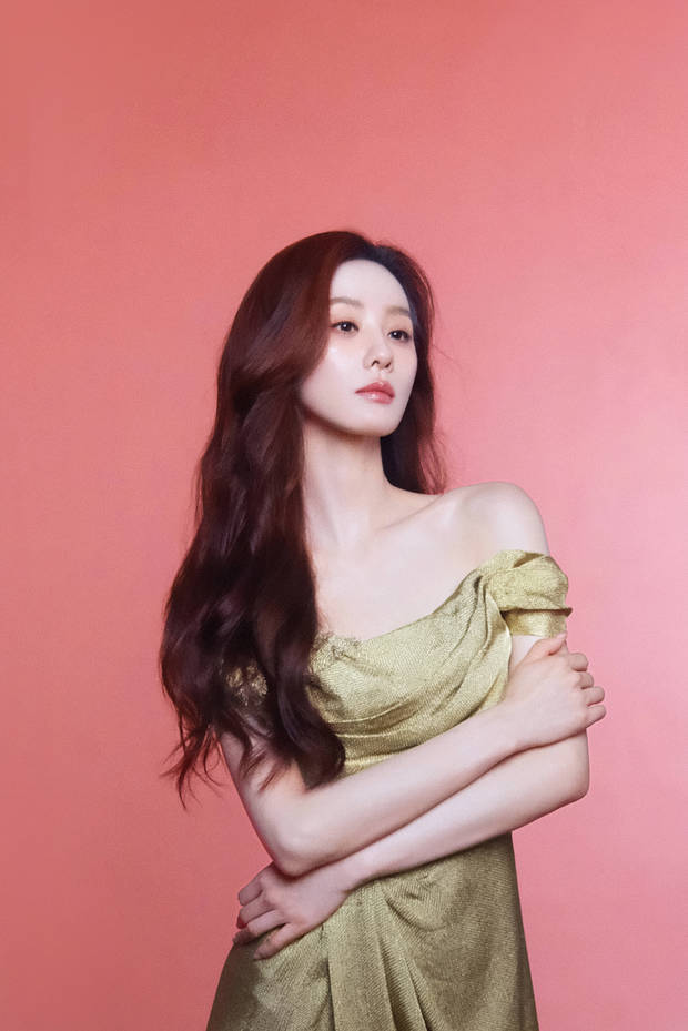 刘诗诗穿一字肩长裙美翻了，红发一披像极美人鱼
