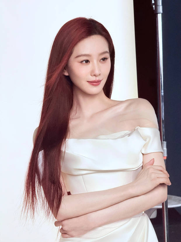 刘诗诗穿一字肩长裙美翻了，红发一披像极美人鱼